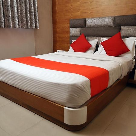 Hotel Madhav Villa Ахмедабад Экстерьер фото
