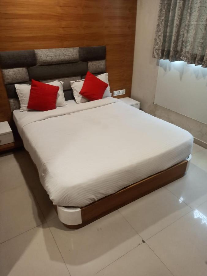 Hotel Madhav Villa Ахмедабад Экстерьер фото