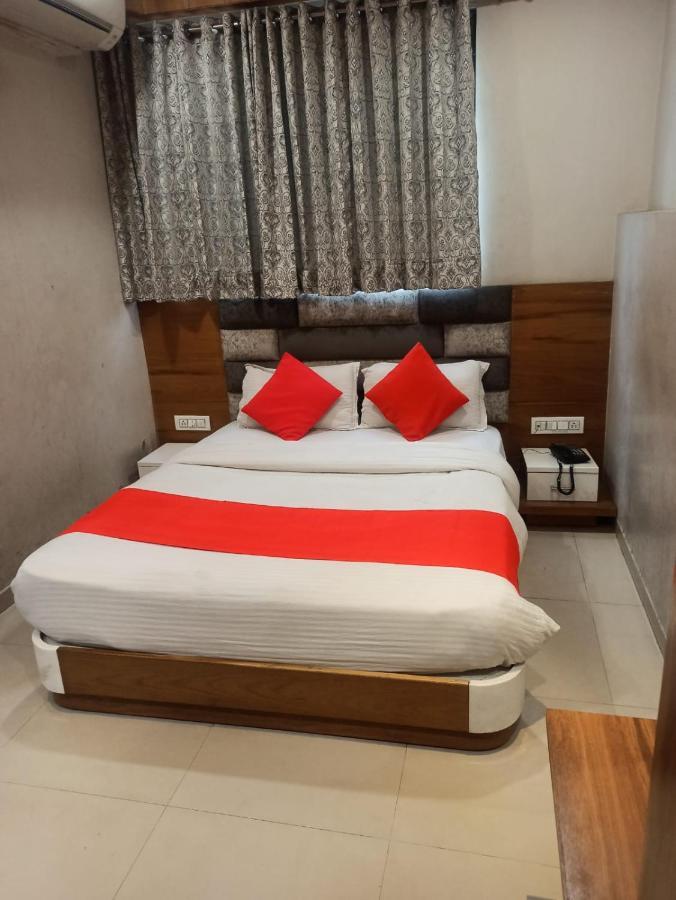 Hotel Madhav Villa Ахмедабад Экстерьер фото