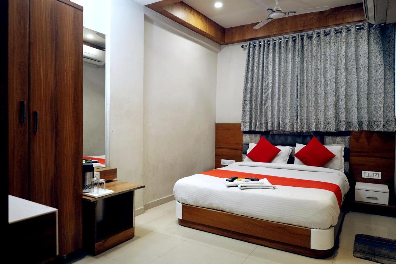 Hotel Madhav Villa Ахмедабад Экстерьер фото