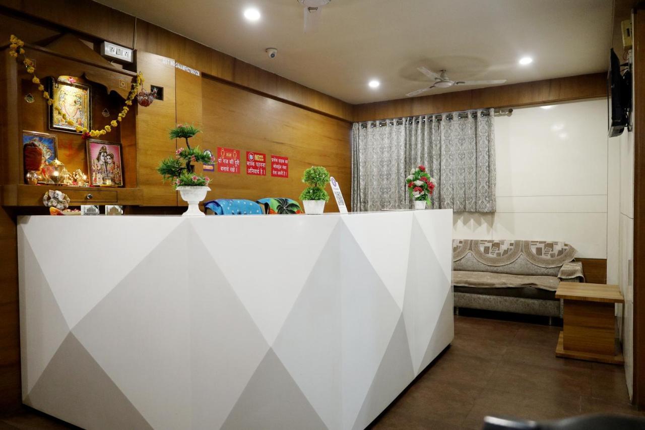 Hotel Madhav Villa Ахмедабад Экстерьер фото