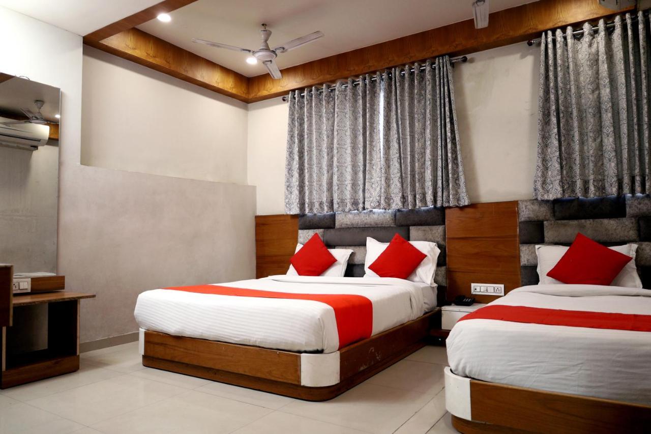 Hotel Madhav Villa Ахмедабад Экстерьер фото